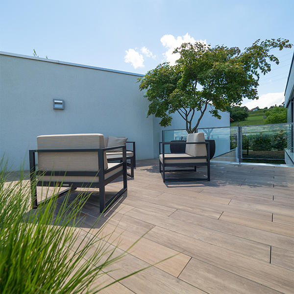 Terrassenboden mit Feinsteinzeugplatten als Holzimitat
